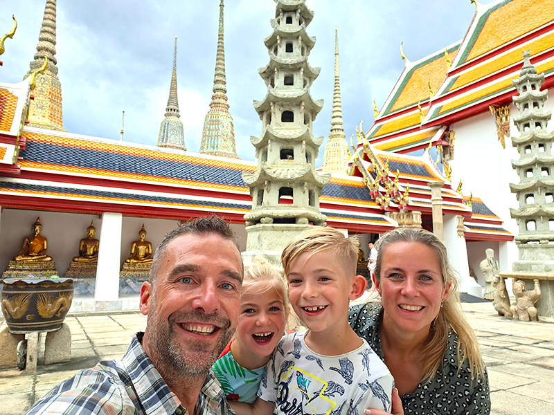 Met het gezin bij Wat Pho in Bangkok, Thailand.